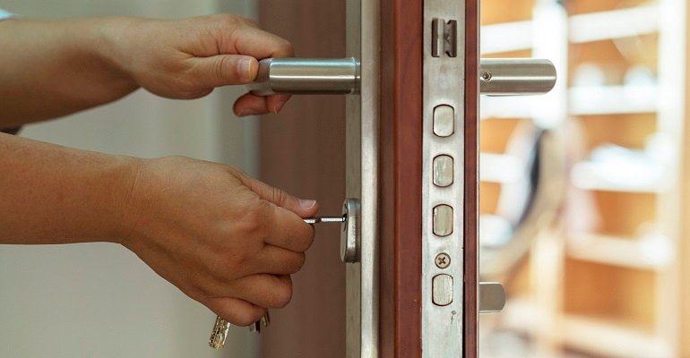 Quelle est le meilleur serrure à choisir pour une porte d’entrée ? opening door with key